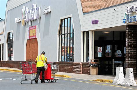 Stop and shop hamden - Hamden Police are investigating after an attempted robbery and purse snatching incident were reported at the same store within 24 hours. Officials said they responded to the Stop & Shop parking ...